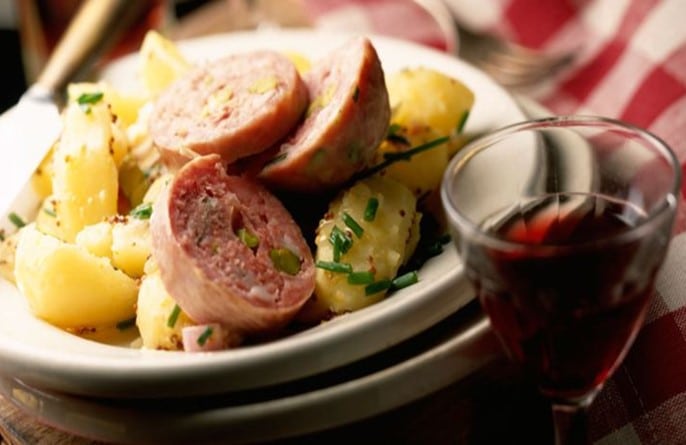 Saucisson Lyonnais Au Vin Rouge Pomme De Terre www.gastronomiac.com