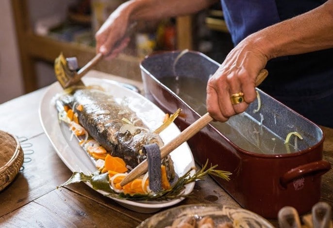 Poissonnire longue et fine avec sa grille intrieure.