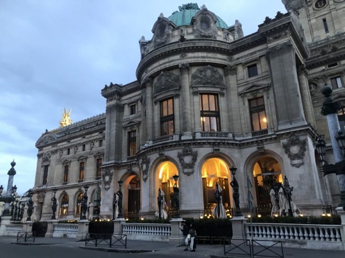 Paris'teki Opéra Garnier'deki CoCo restoranının girişi