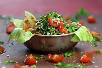 Mallung aux feuilles de chou et tomates