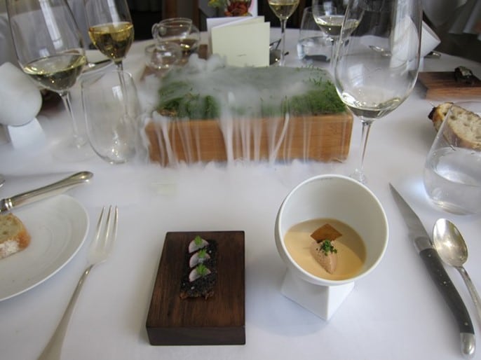 Action de glace sèche à la table du client par Heston Blumenthal