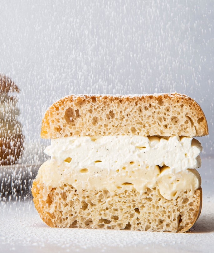 Baba burger au rhum et &agrave; la cr&egrave;me p&acirc;tissi&egrave;re surmont&eacute;e d&rsquo;une chantilly vanill&eacute;e