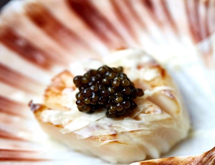 Caviar et chocolat blanc sur noix de Saint-Jacques par Heston Blumenthal