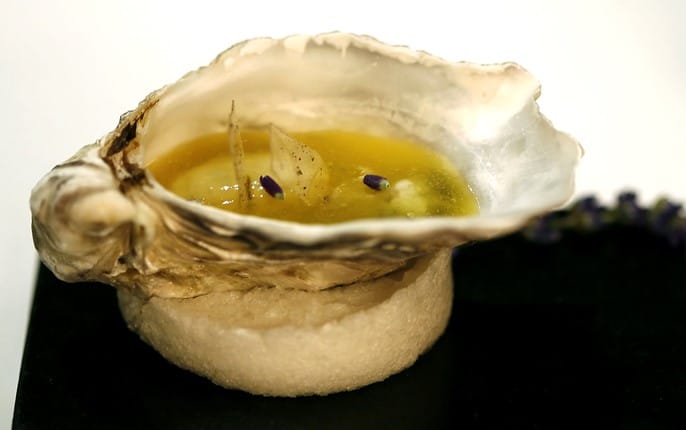 Gelée d'huîtres et fruits de la passion sur lavande, servie dans une coquille d'huître par Heston Blumenthal