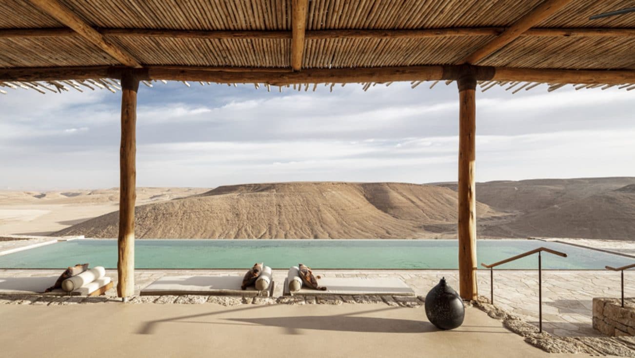 Le vaste d&eacute;sert du N&eacute;guev d'Isra&euml;l faisant face &agrave; l&rsquo;h&ocirc;tel Six Senses Shaharut &agrave; Israel