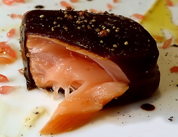 Saumon poché au gel de réglisse servi avec une mayonnaise artichaut vanille par Heston Blumenthal