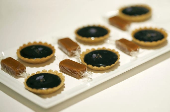 Tartelettes à la violette et caramels à la tarte aux pommes enveloppés de papier sucré comestible par Heston Blumenthal