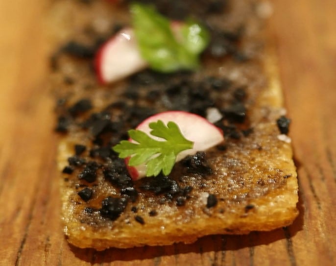 Toast à la truffe avec persil plat et radis par Heston Blumenthal