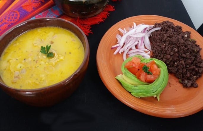 Yaguarlocro et ses accompagnements (sang frit, avocat, tomates et oignon rouge)