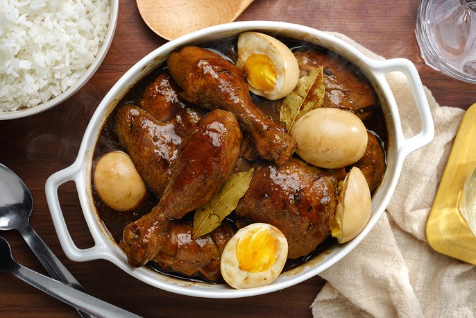 Kip adobo met gekookte eieren