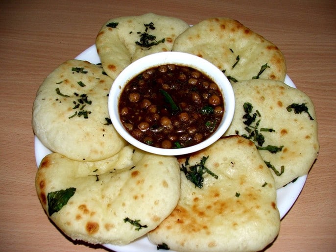 Kulcha com chole (curry de grão de bico)