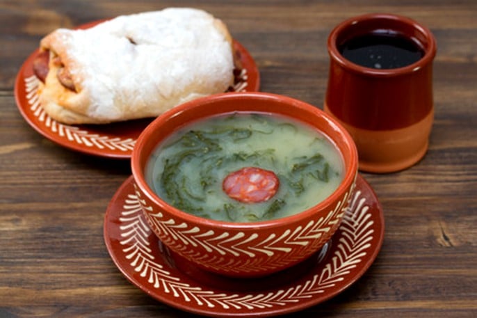 Caldo verde dengan chorizo, roti broa de milho, dan anggur merah Portugis