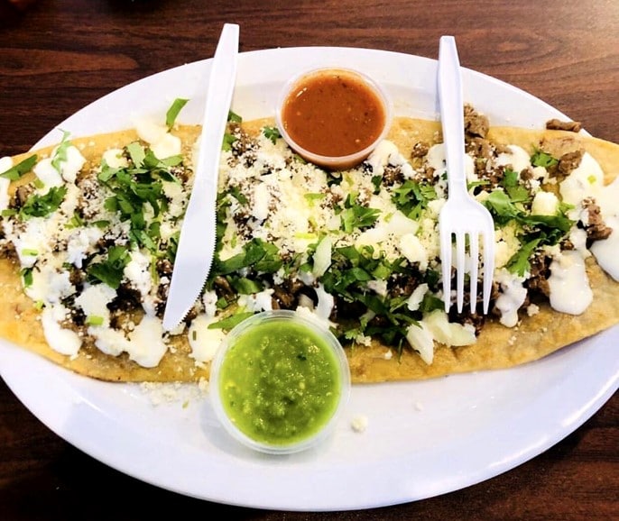 Huarache, salsa roja en salsa verdev