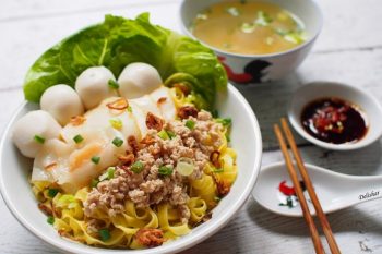 Mee pok, légumes et boulettes de poisson