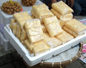 Paquets de tapai à l’étal sur un marché indonésien