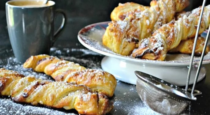 Sacristãs com calda de caramelo e açúcar de confeiteiro