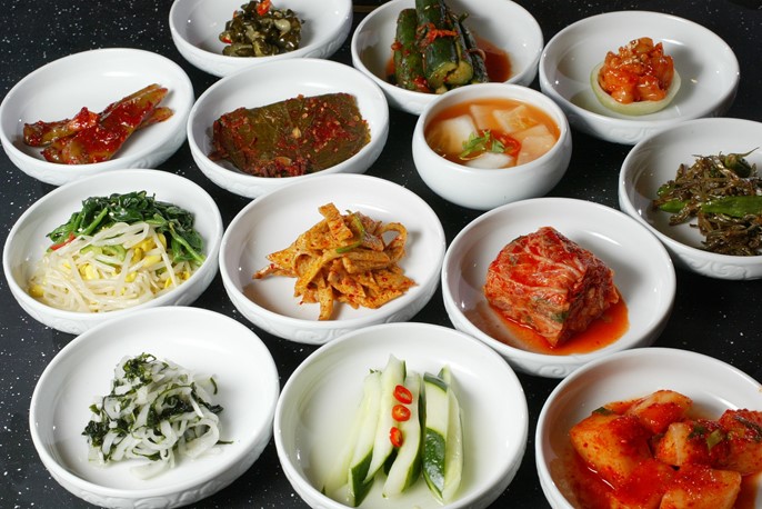 Layanan hidangan kecil dari banchan