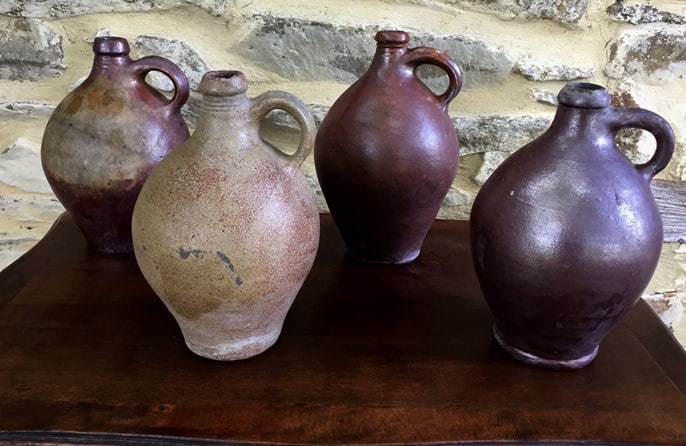 Mga lumang terracotta jug