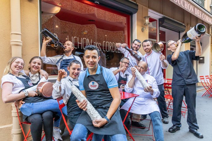 Une &eacute;quipe officiant dans un bouchon lyonnais