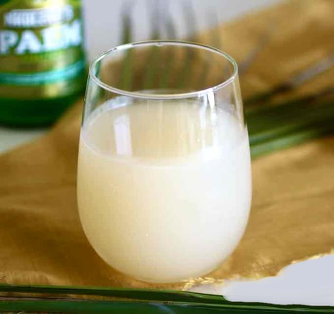 Isang baso ng palm wine