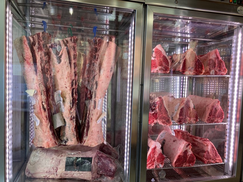 Maturation des bistecci dans une armoire d&rsquo;un restaurant de Florence