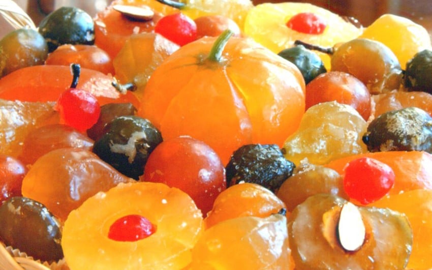 여러 가지 빛깔의 설탕에 절인 과일
