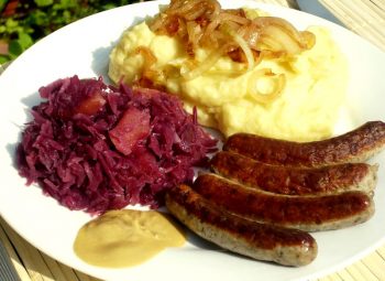 Nürnberger Bratwurst avec choux rouge sauté et purée de pommes de terre aux oignons frits