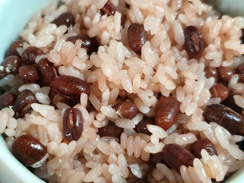 Arroz branco com feijão vermelho