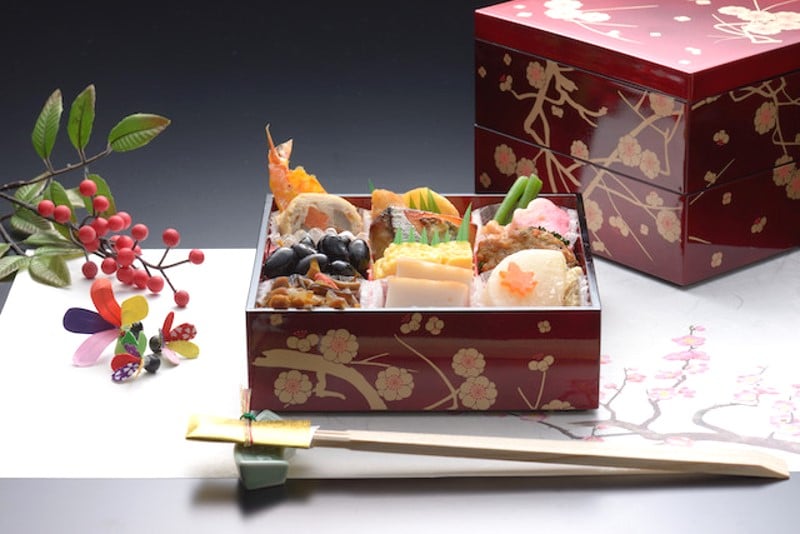 Jubako-dozen geserveerd voor het Japanse Nieuwjaar