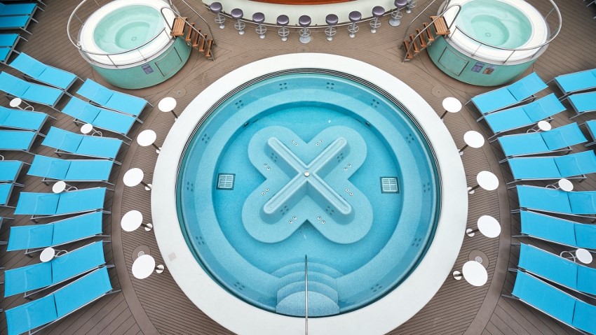 La piscine bien-&ecirc;tre et la terrasse environnante du Scarlet Lady