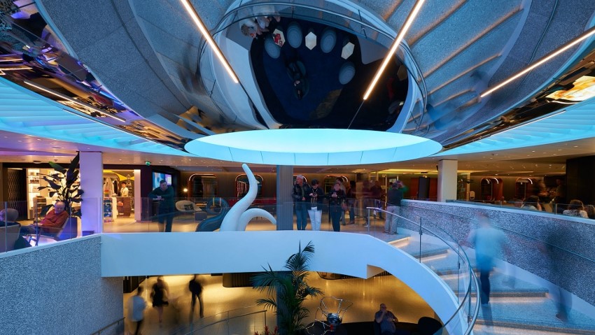 La zone centrale du Scarlet Lady est appel&eacute;e le Rond-Point