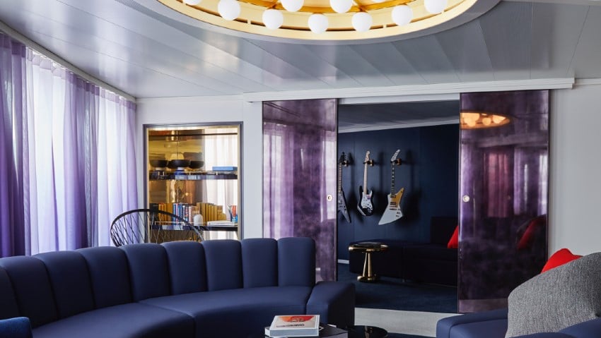 Le salon de la Massive suite du Scarlet Lady est &eacute;quip&eacute; de guitares &eacute;lectriques
