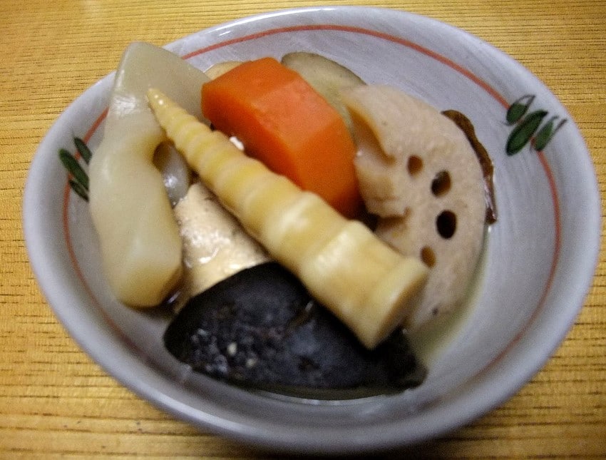 Nimono van verschillende groenten bereid in de Aomori-regio