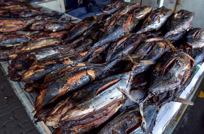 Tezgahta Maldivlere tuzlu balık
