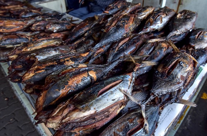 Pescado salado maldivo en el establo