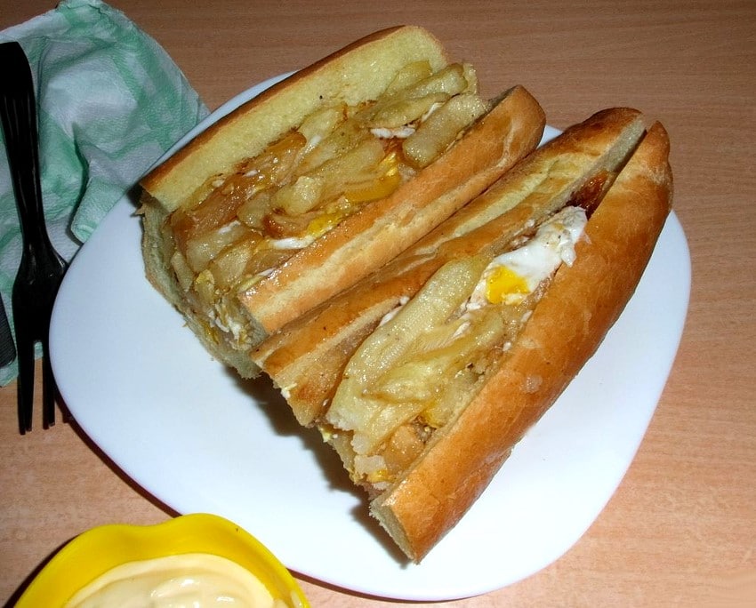 Sándwich argelino de papas fritas y tortilla