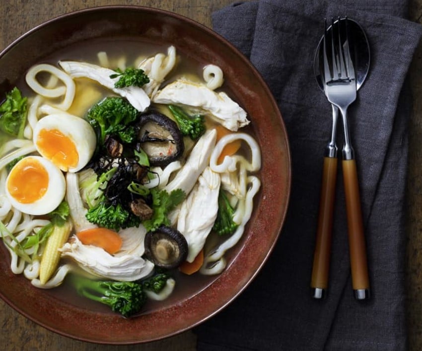 Hühnernudelsuppe mit gekochtem Ei