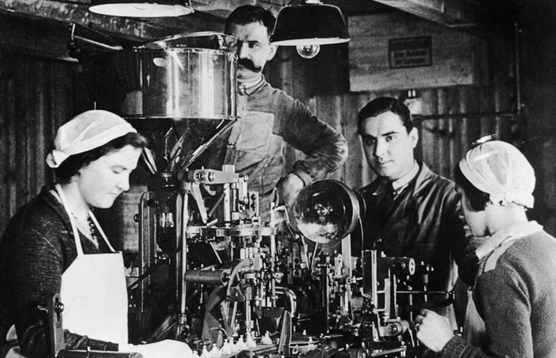 Adolf Rambold (Mitte) und seine Constanta-Teepackmaschine