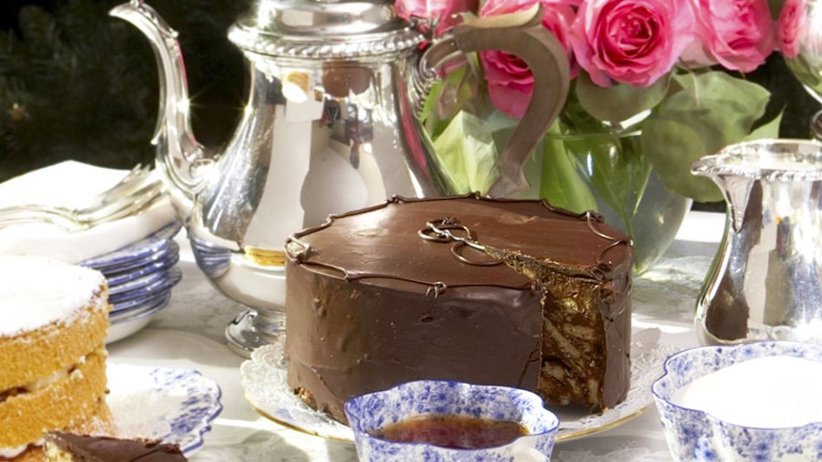 G&acirc;teau aux biscuits et au chocolat &agrave; l&rsquo;heure du th&eacute;