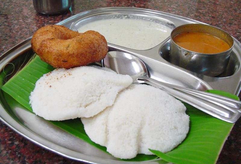 Idlis accompagn&eacute;s d'un vada, de sambal et de chutney