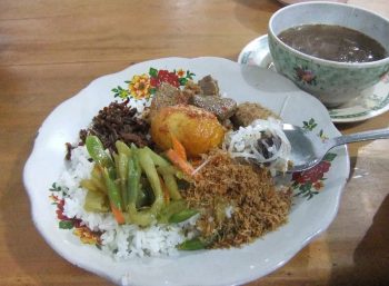 Nasic campur de Tana Toraja avec viande et soupe de bison