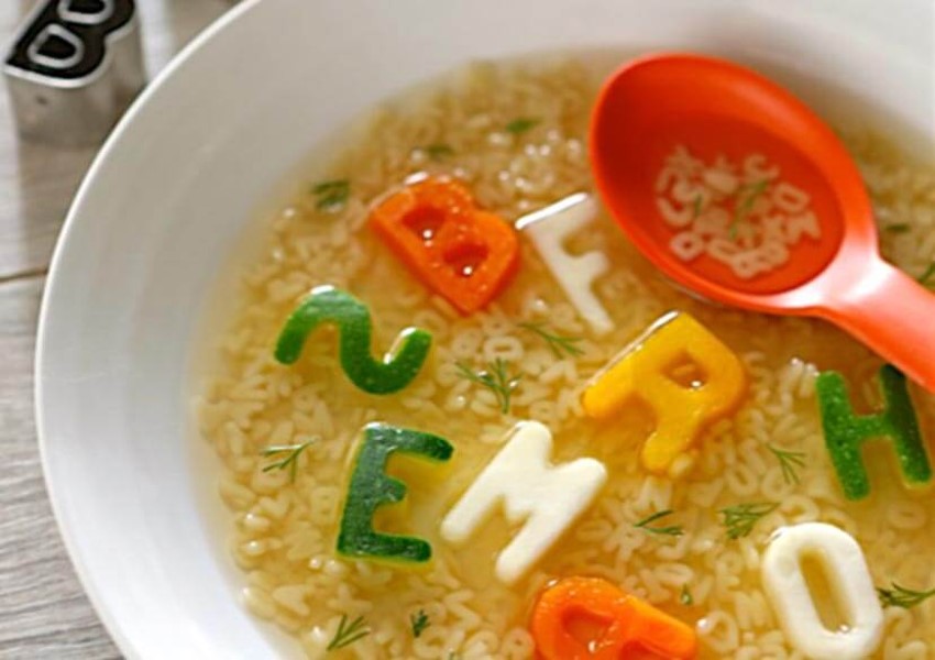 Sopa de macarrão com alfabeto de legumes