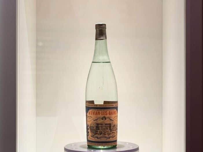 Ancienne bouteille d'&Eacute;vian en verre