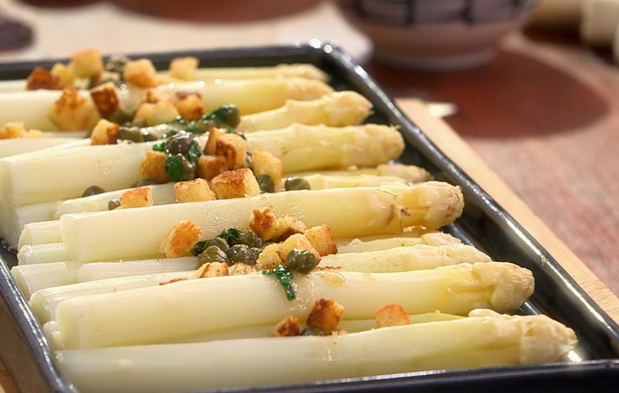 Asperges blanches sauce grenobloise