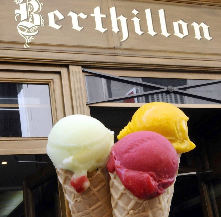 Eiskugeln in Tüten vom Berthillon-Gletscher in Paris