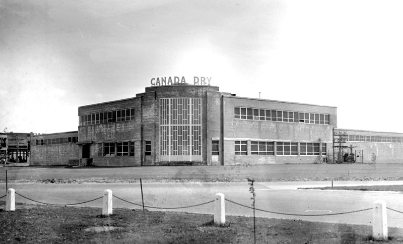 Fa&ccedil;ade de la manufacture Canada Dry Ginger Ale Ltd &agrave; Saint-Laurent (Montr&eacute;al) en mai 1946