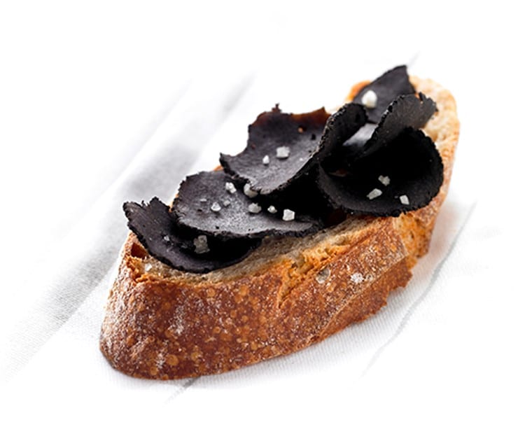 Toast met plakjes truffel en fleur de sel