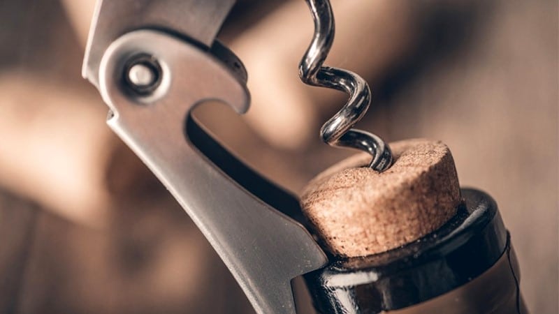 D&eacute;bouchage d&rsquo;une bouteille de Ch&acirc;teau Cheval Blanc