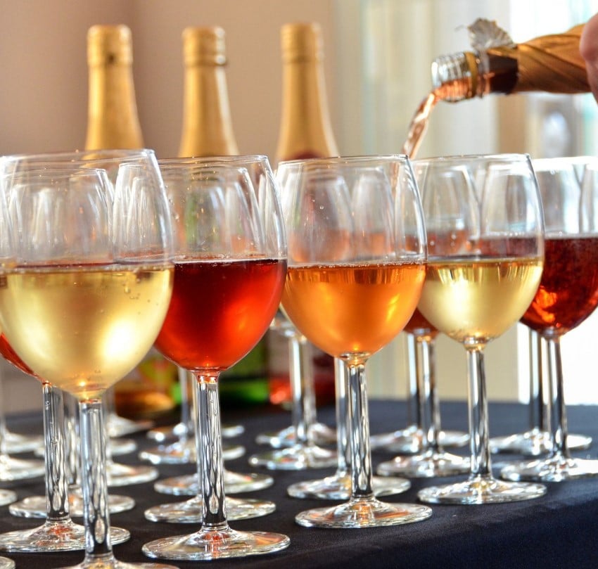 Diff&eacute;rentes couleurs d&rsquo;orange dues &agrave; la dur&eacute;e de la mac&eacute;ration du vin orange