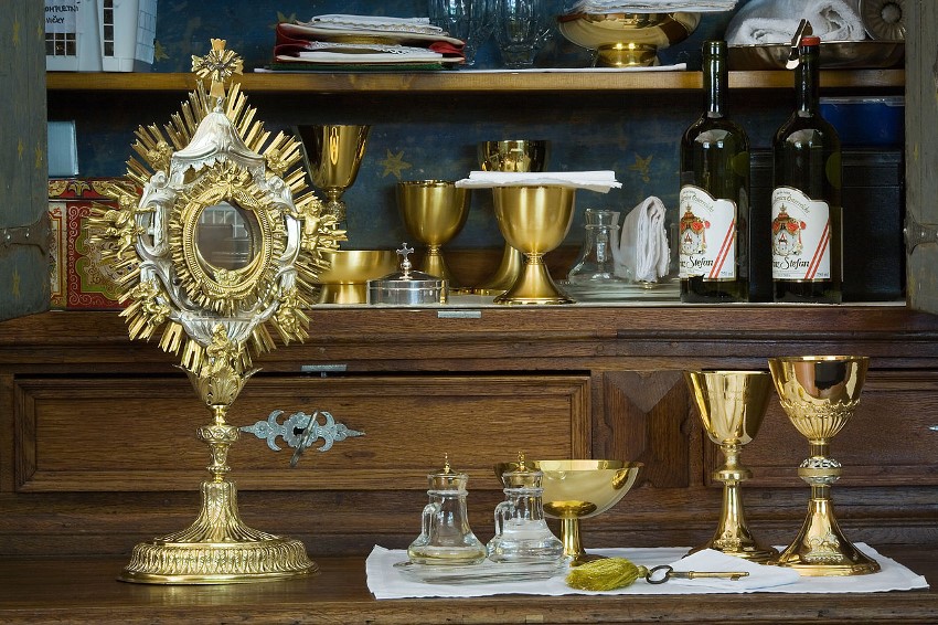 Récipients du vin de messe dans une sacristie